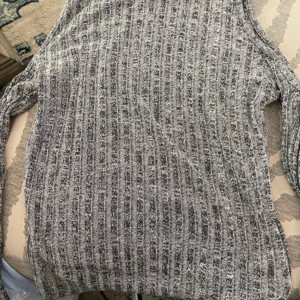 Kendall and Kylie totally adorable cold shoulder gray long sleeve top